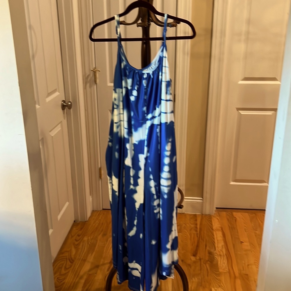 NWOT Summer Jumpsuit. Adjustable traps and it has side pockets.